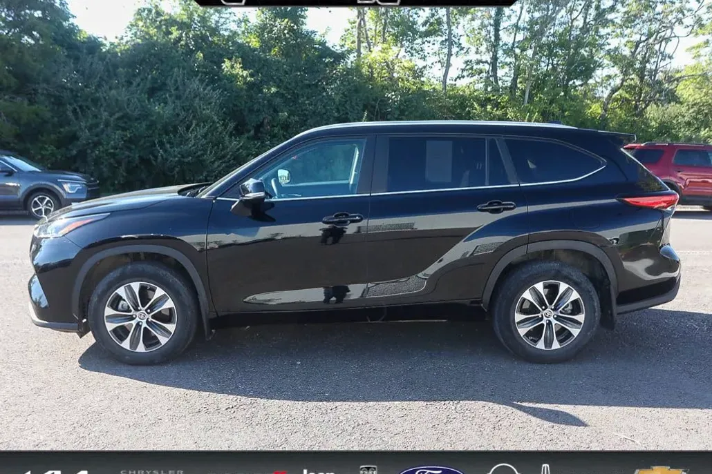 2023 Toyota Highlander XLE photo 1