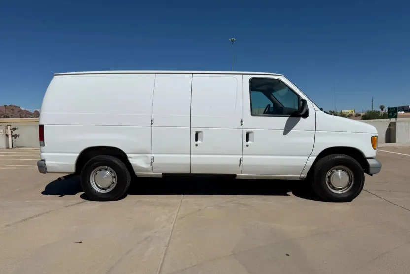 2000 Ford E-150 photo 1