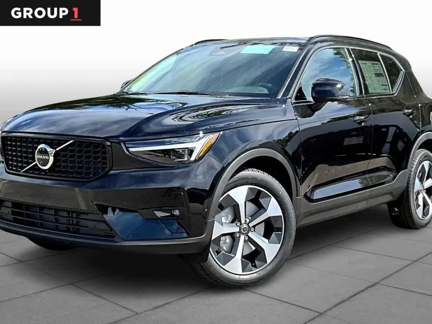 2026 Volvo XC40 Plus photo 1