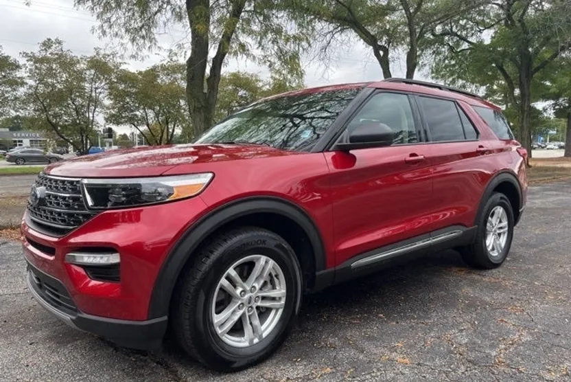 2023 Ford Explorer XLT photo 1