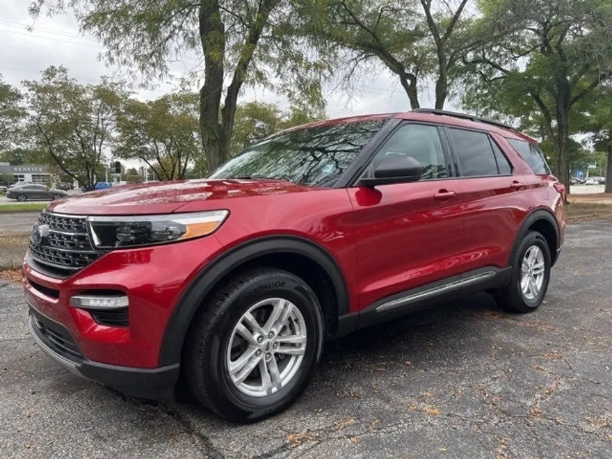 2023 Ford Explorer XLT photo 1