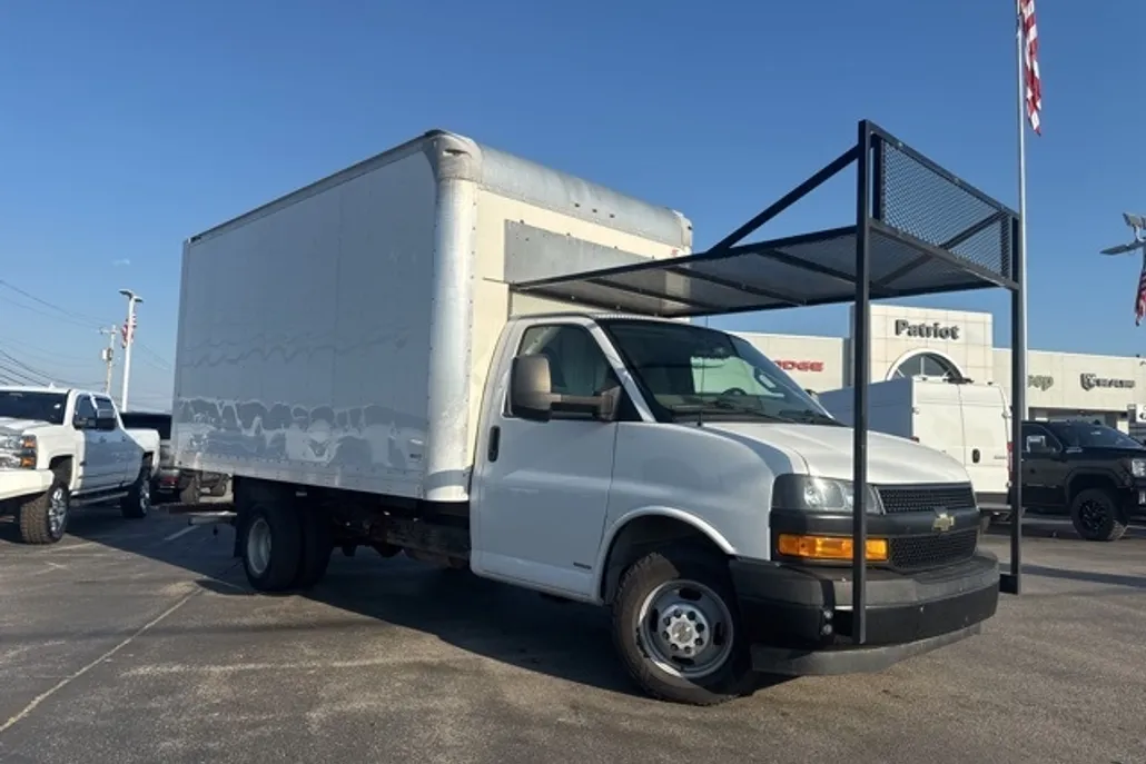 2018 Chevrolet Express 3500 Work Van Cutaway photo 1