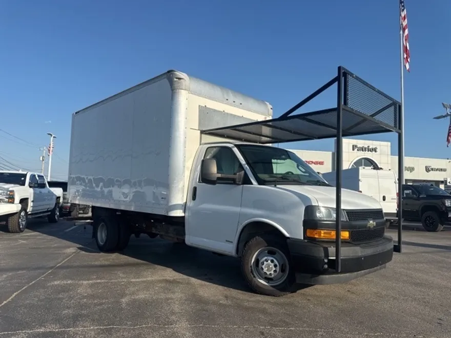 2018 Chevrolet Express 3500 Work Van Cutaway photo 1