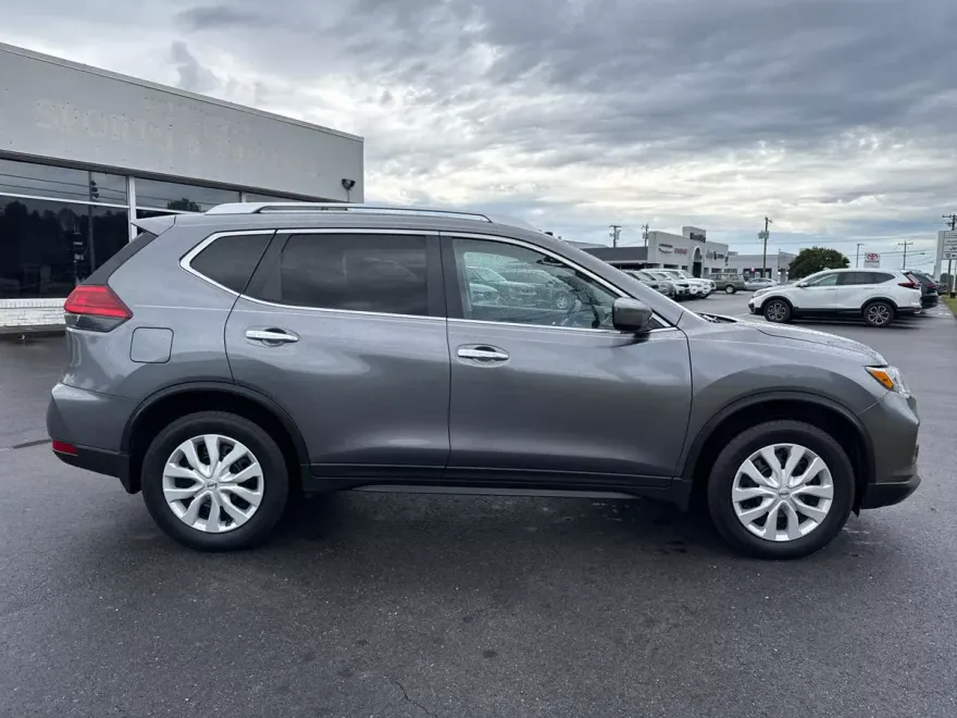 2017 Nissan Rogue S photo 1