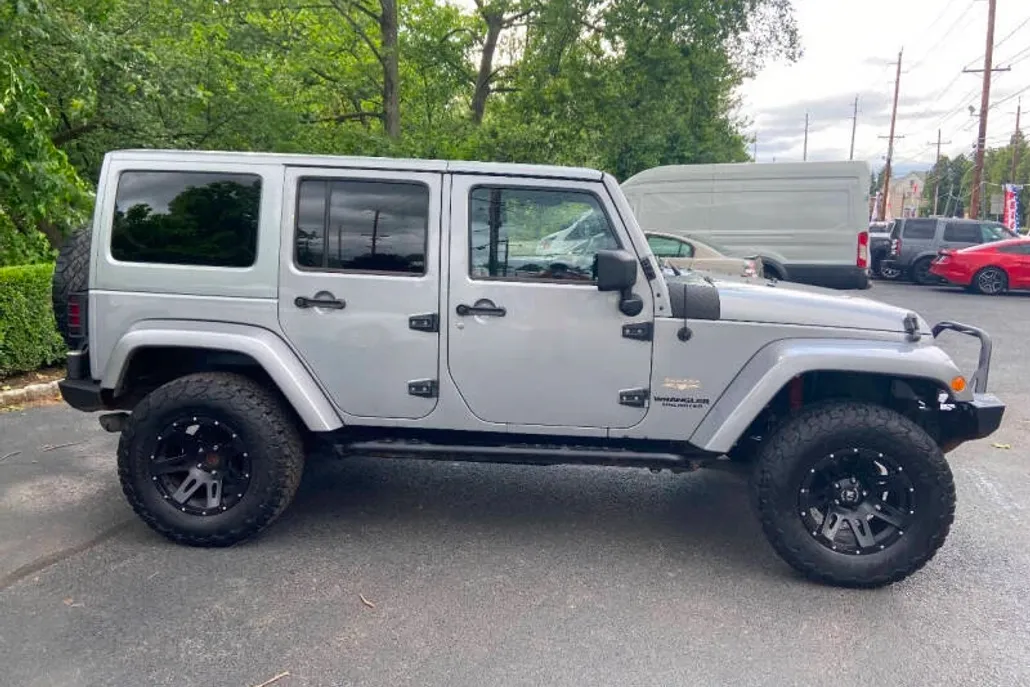 2013 Jeep Wrangler Unlimited Sahara photo 1