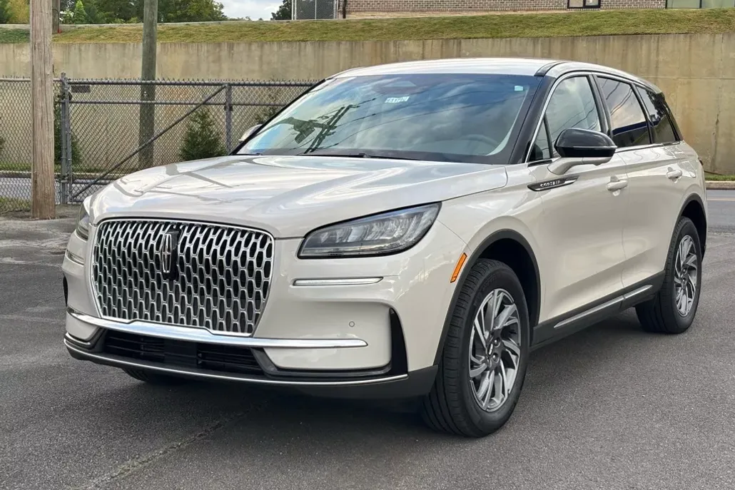 2023 Lincoln Corsair Standard photo 1