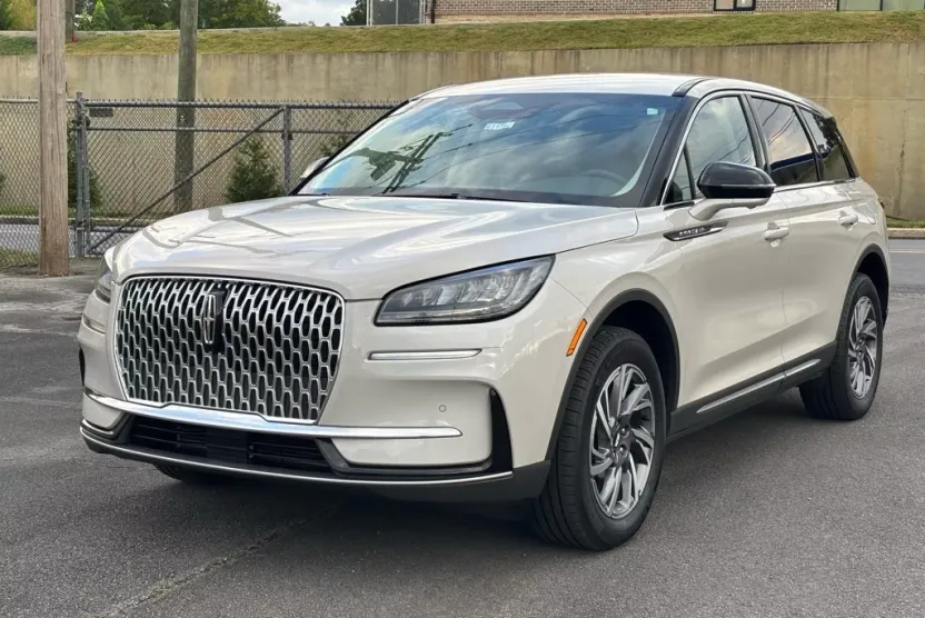 2023 Lincoln Corsair Standard photo 1