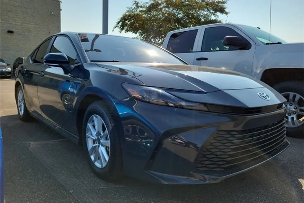 2025 Toyota Camry LE photo 1