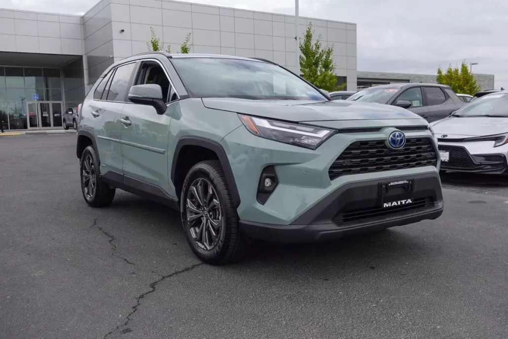 2022 Toyota RAV4 Hybrid XLE Premium photo 1