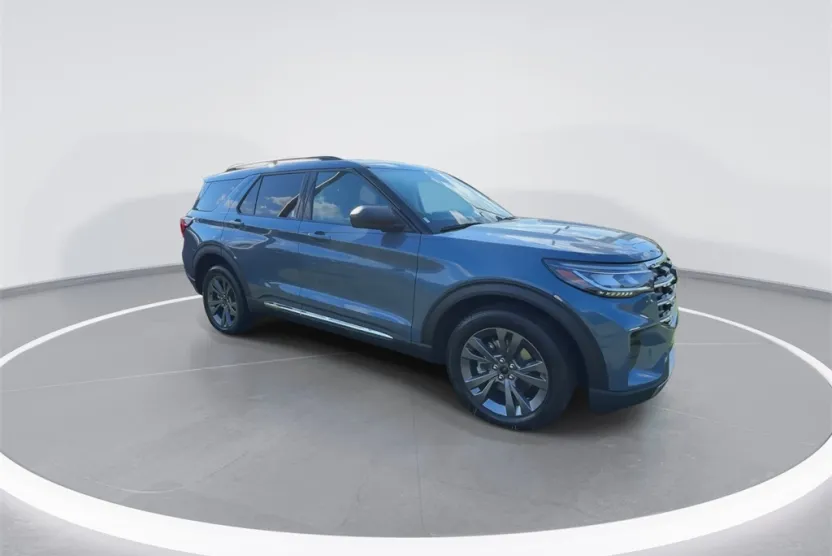 2025 Ford Explorer photo 1