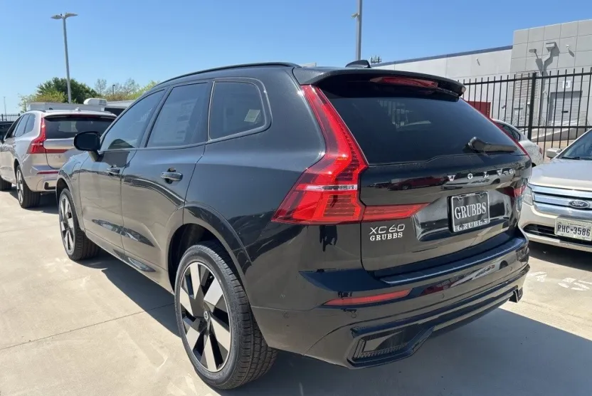 2025 Volvo XC60 T8 Plus photo 1