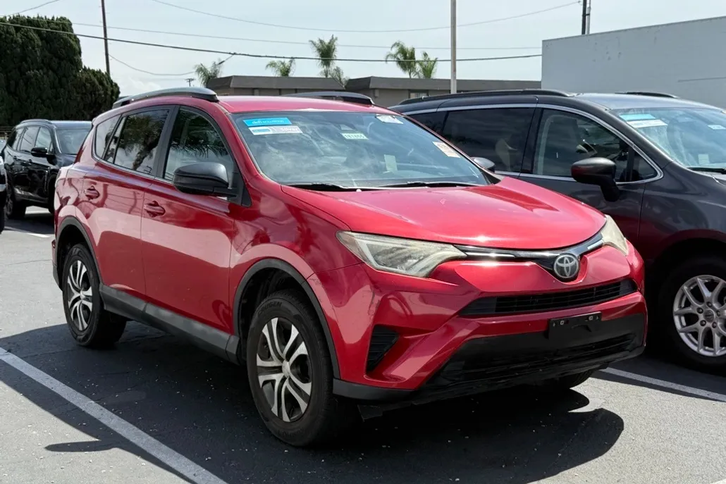 2017 Toyota RAV4 LE photo 1