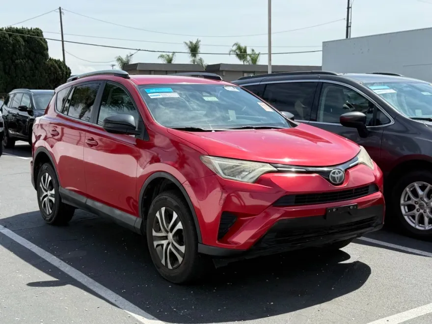 2017 Toyota RAV4 LE photo 1