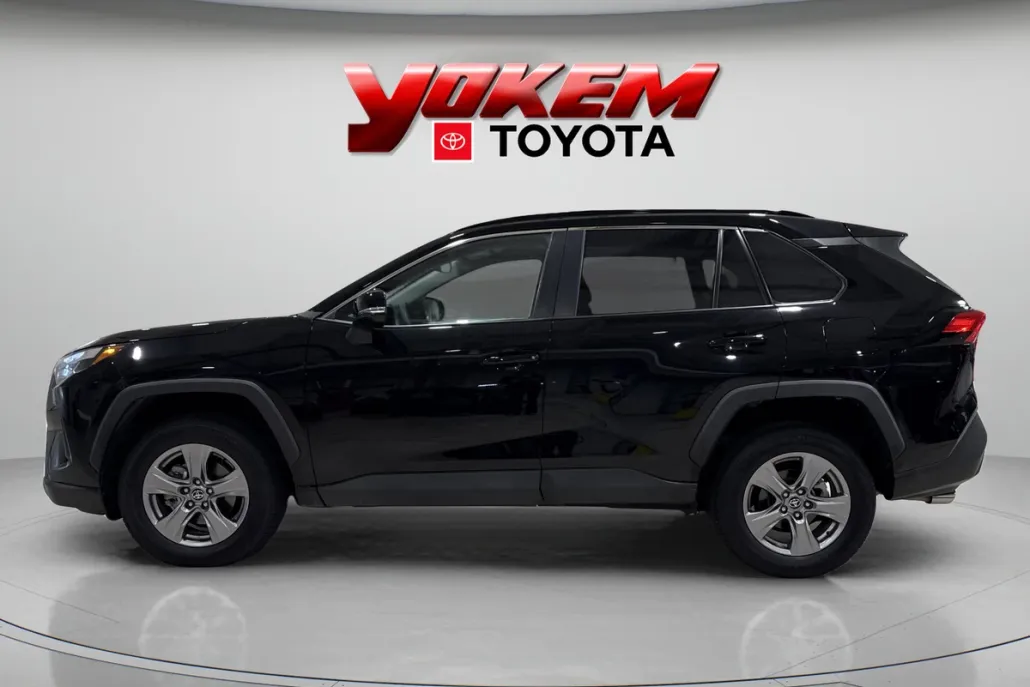 2022 Toyota RAV4 XLE photo 1