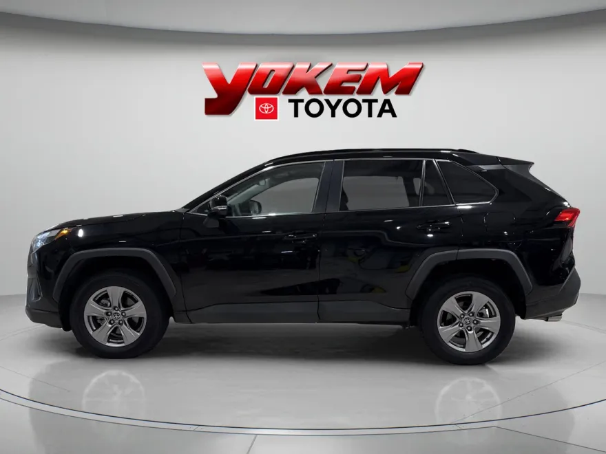 2022 Toyota RAV4 XLE photo 1