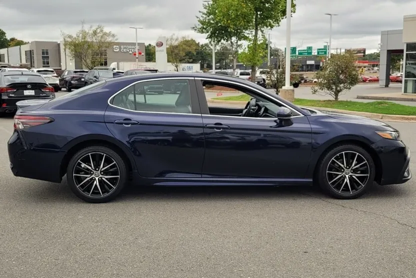 2021 Toyota Camry SE photo 1