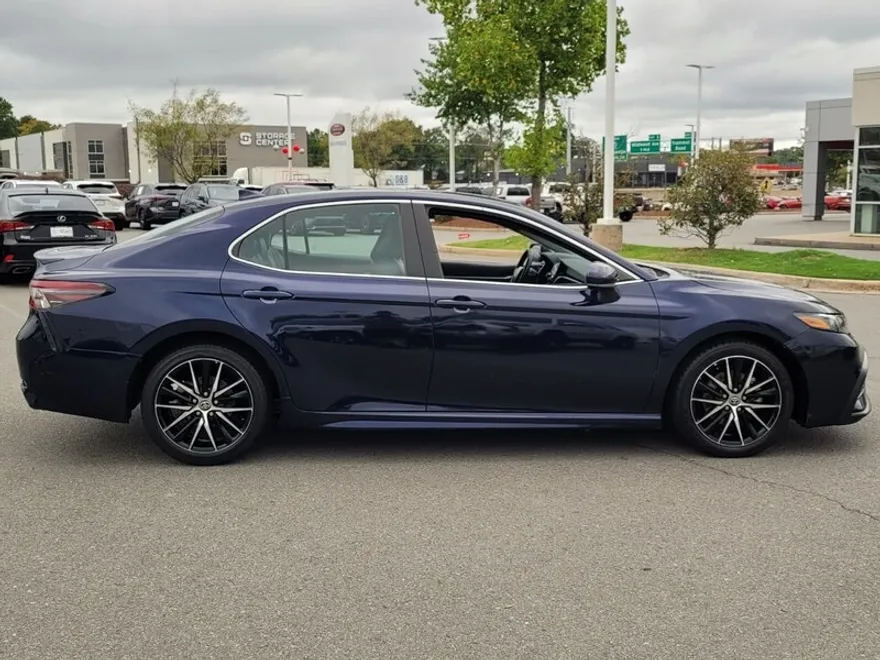 2021 Toyota Camry SE photo 1