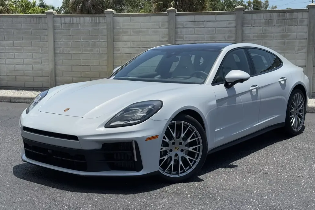 2025 Porsche Panamera 4 photo 1