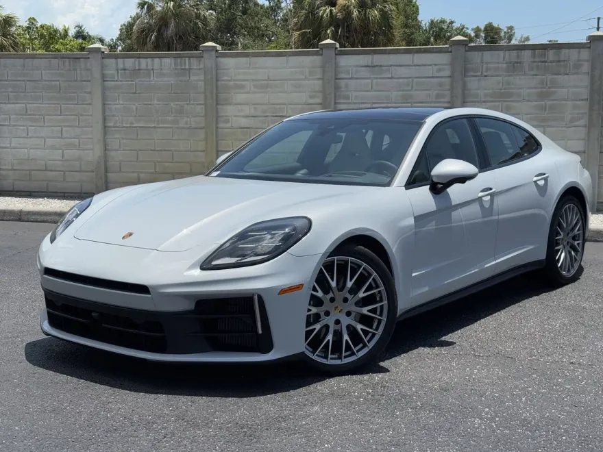 2025 Porsche Panamera 4 photo 1