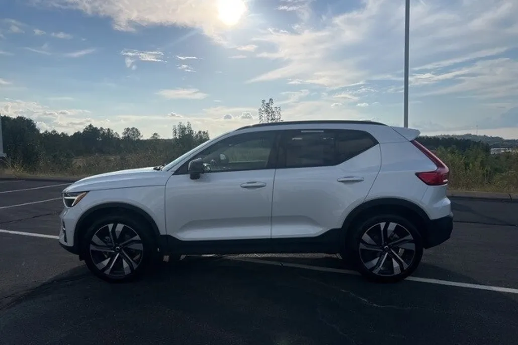 2024 Volvo XC40 Plus photo 1