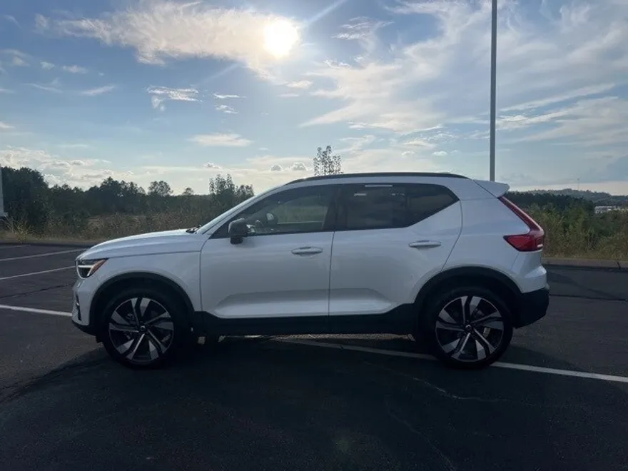 2024 Volvo XC40 Plus photo 1