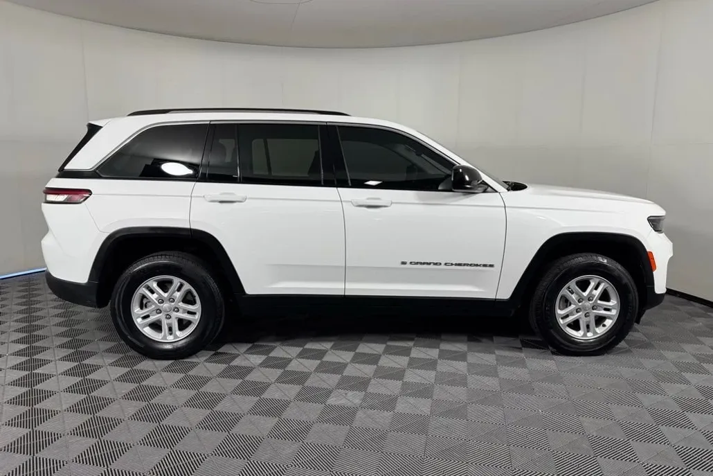 2023 Jeep Grand Cherokee Laredo Altitude photo 1