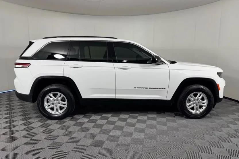 2023 Jeep Grand Cherokee Laredo Altitude photo 1