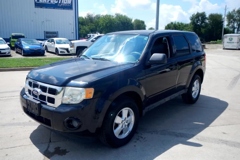 2010 Ford Escape XLS photo 1