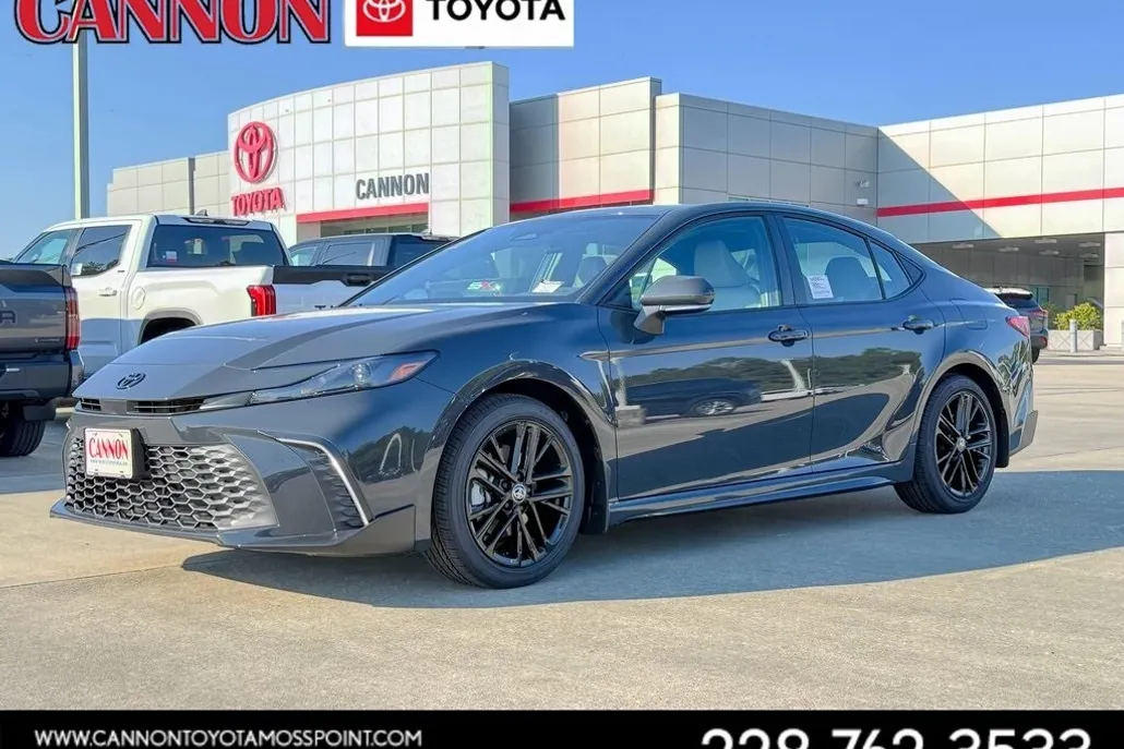 2025 Toyota Camry SE photo 1