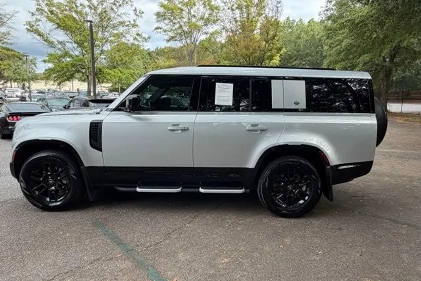 2023 Land Rover Defender 130 X-Dynamic SE photo 1