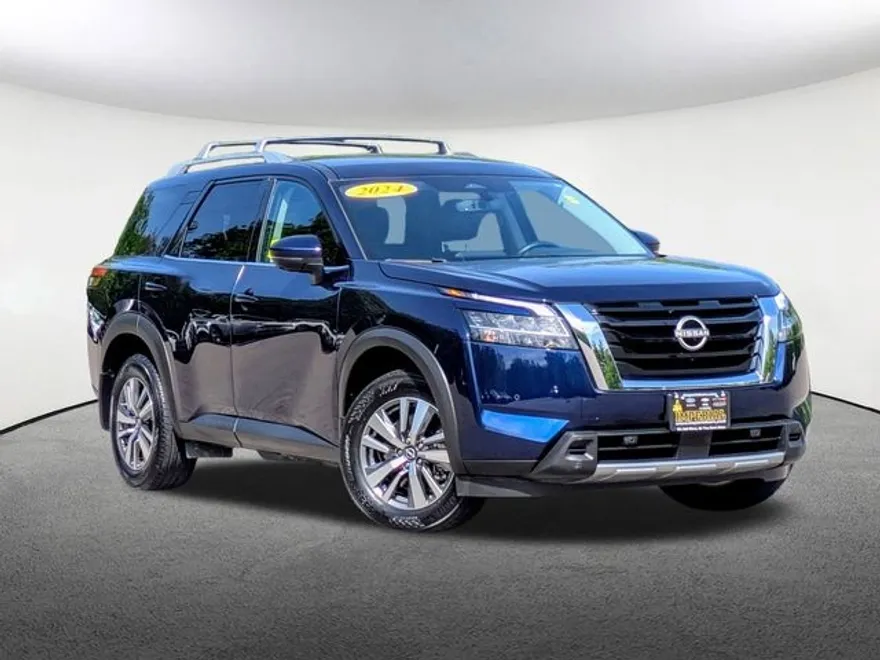 2024 Nissan Pathfinder SL photo 2
