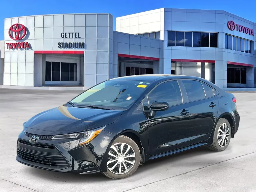 2025 Toyota Corolla LE photo 1