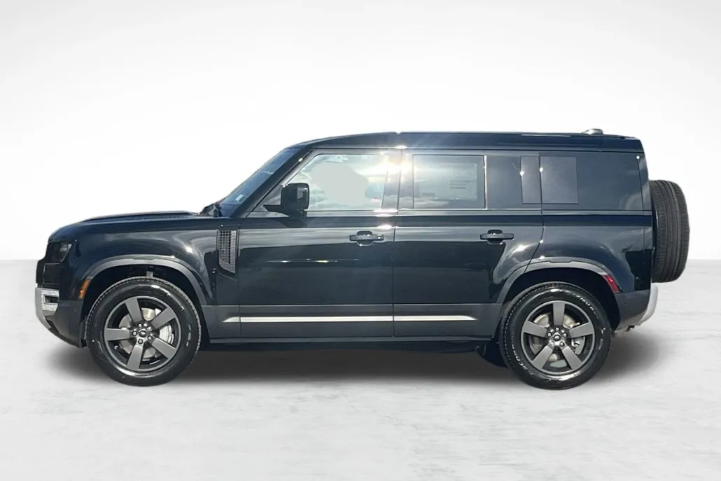 2025 Land Rover Defender 110 S photo 1