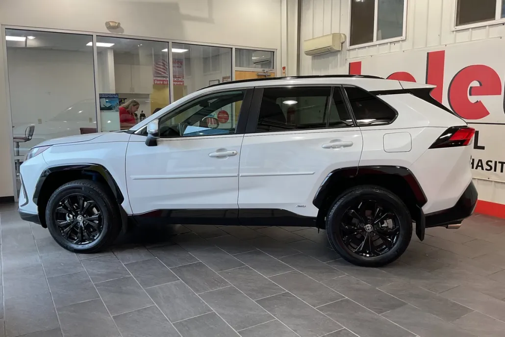 2023 Toyota RAV4 Hybrid SE photo 1