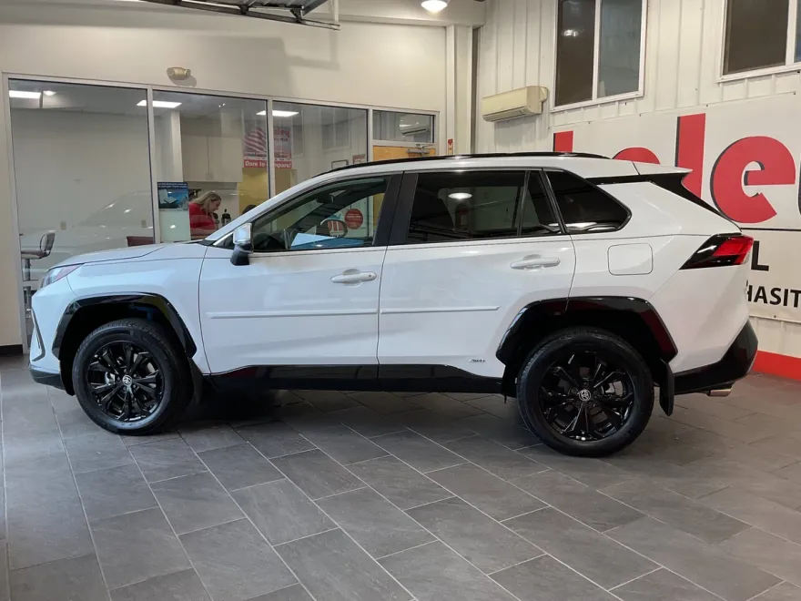 2023 Toyota RAV4 Hybrid SE photo 1