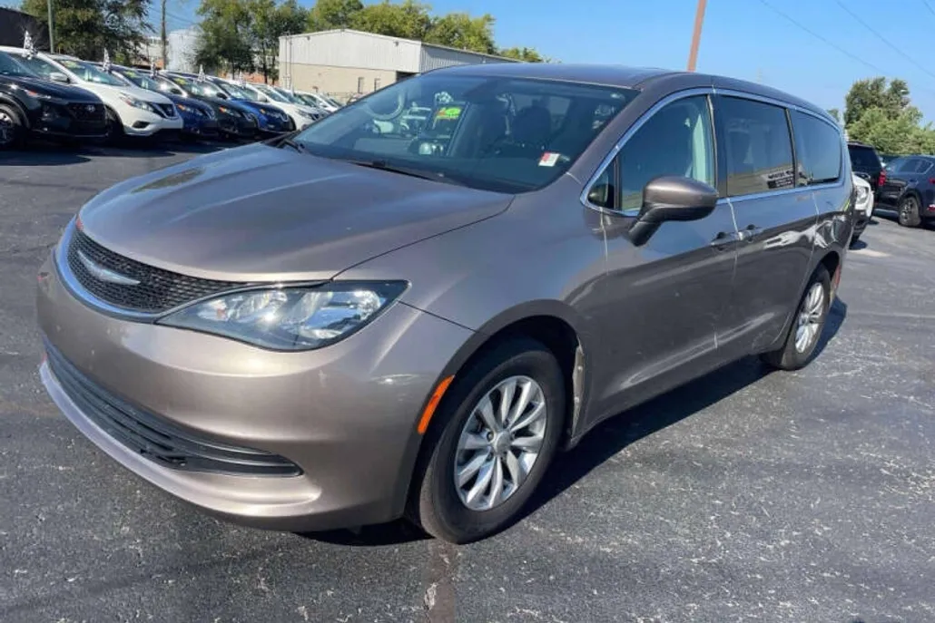 2017 Chrysler Pacifica Touring photo 1