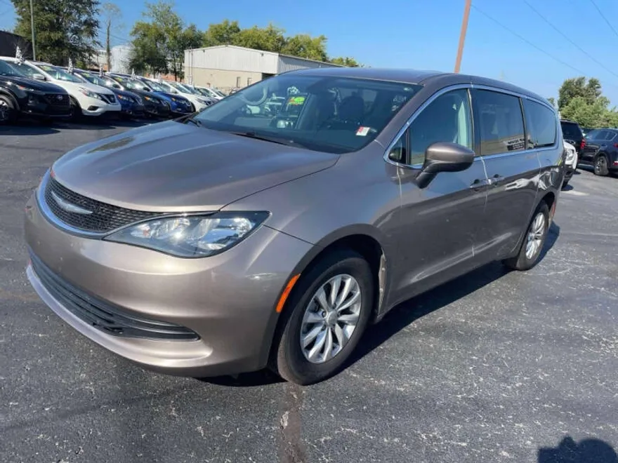 2017 Chrysler Pacifica Touring photo 1