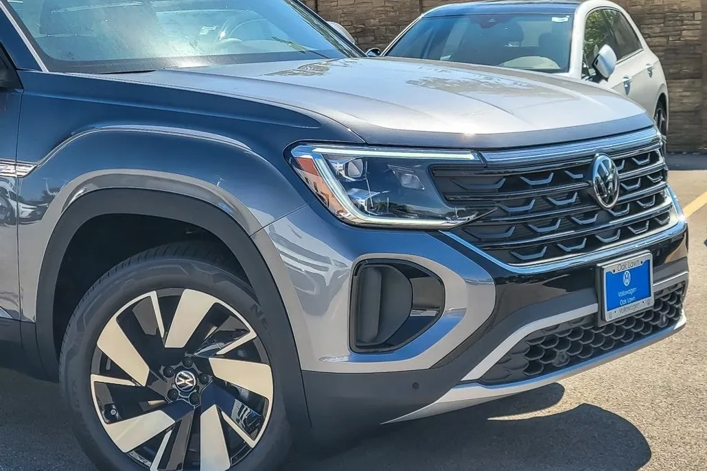 2025 Volkswagen Atlas Cross Sport SE Technology photo 1