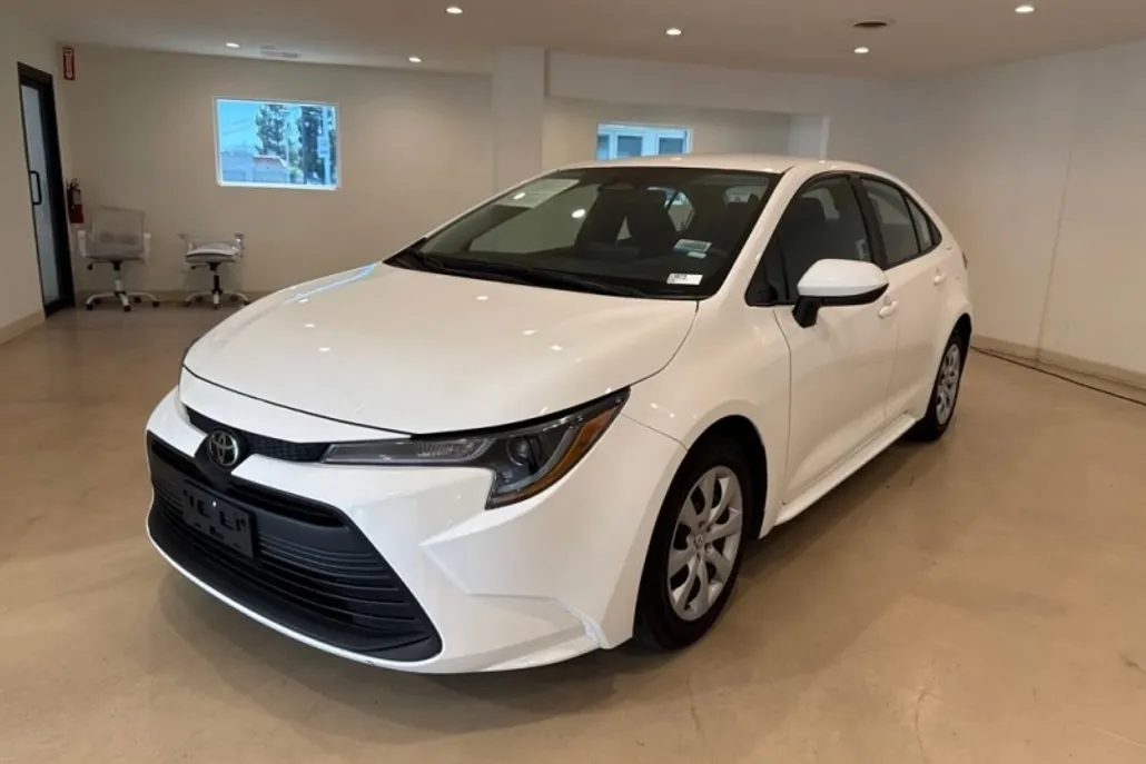 2023 Toyota Corolla LE photo 1