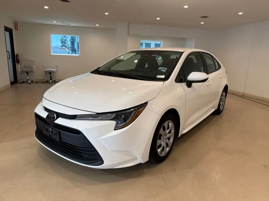 2023 Toyota Corolla LE photo 1