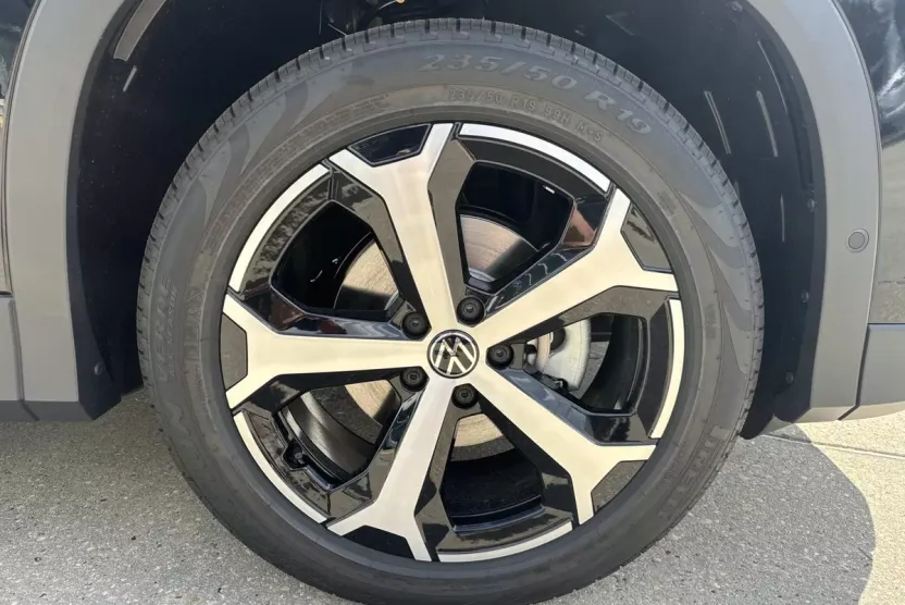 2025 Volkswagen Tiguan SE photo 1