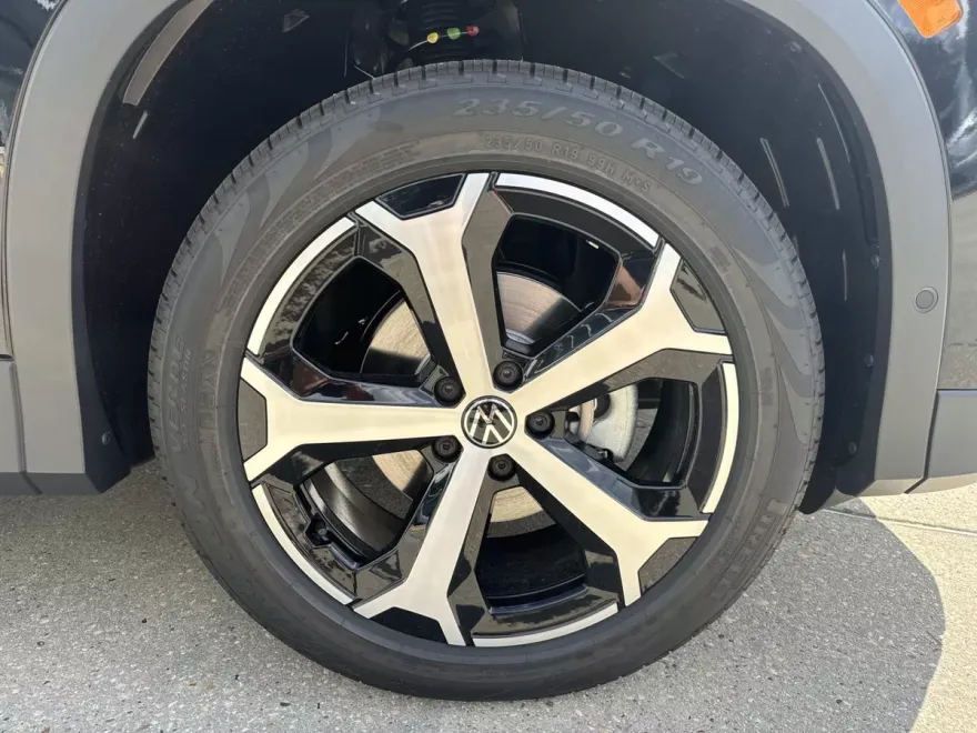 2025 Volkswagen Tiguan SE photo 1