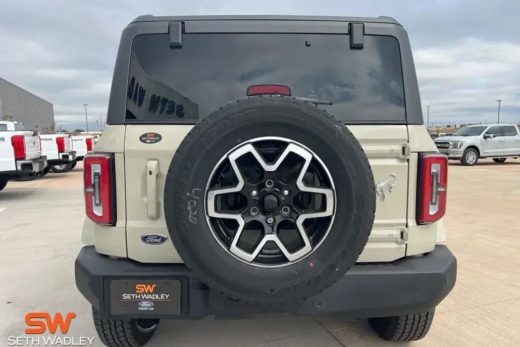 2025 Ford Bronco Outer Banks photo 1