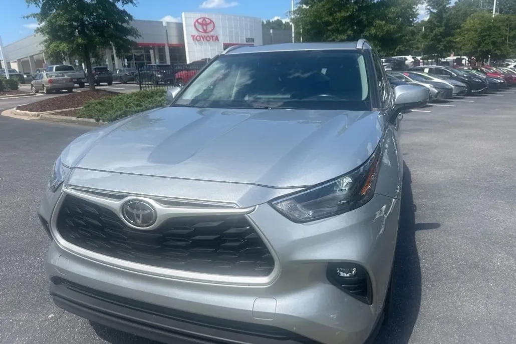 2023 Toyota Highlander XLE photo 1