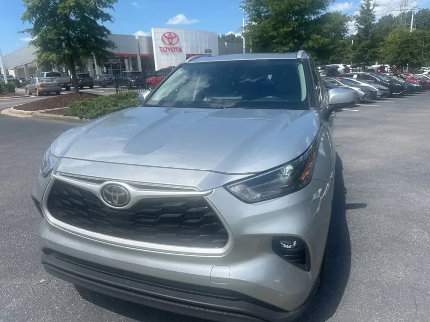 2023 Toyota Highlander XLE photo 1