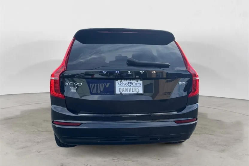 2023 Volvo XC90 B5 Core photo 1