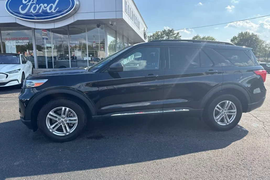 2022 Ford Explorer XLT photo 1