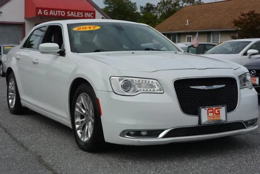 2017 Chrysler 300 Limited photo 1