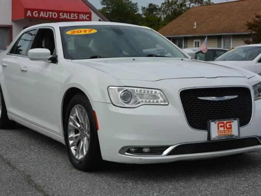 2017 Chrysler 300 Limited photo 1