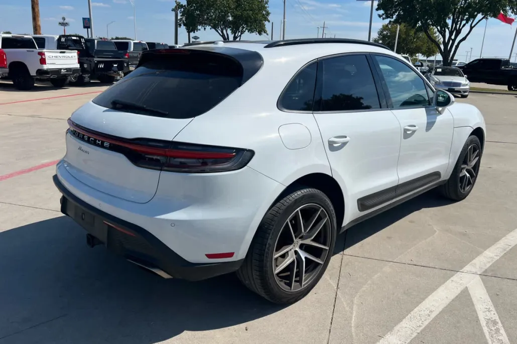 2023 Porsche Macan T photo 1